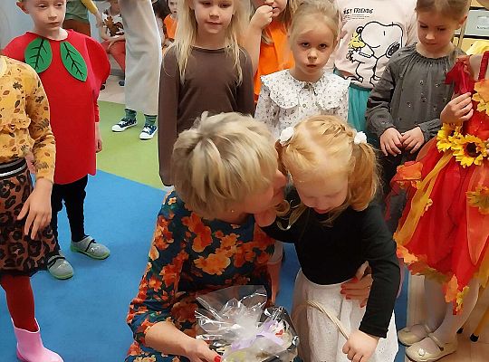 Dzieci rozdają prezenty