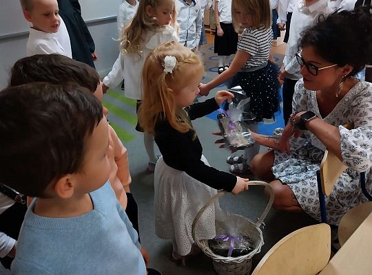 Dzieci rozdają prezenty