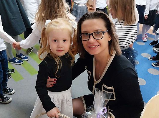 Dzieci rozdają prezenty