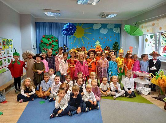 Grupa dzieci z małymi aktorami