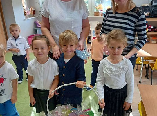 Dzieci rozdają prezenty