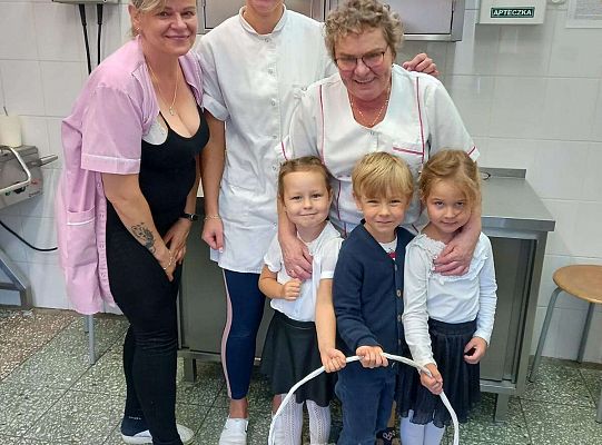 Dzieci rozdają prezenty