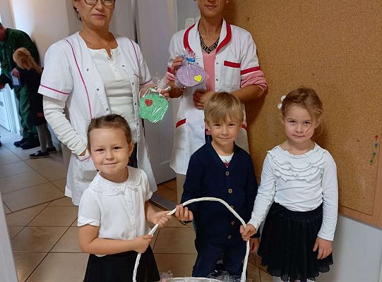 Dzieci rozdają prezenty