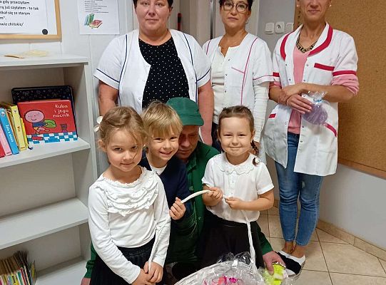 Dzieci rozdają prezenty