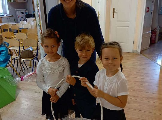 Dzieci rozdają prezenty