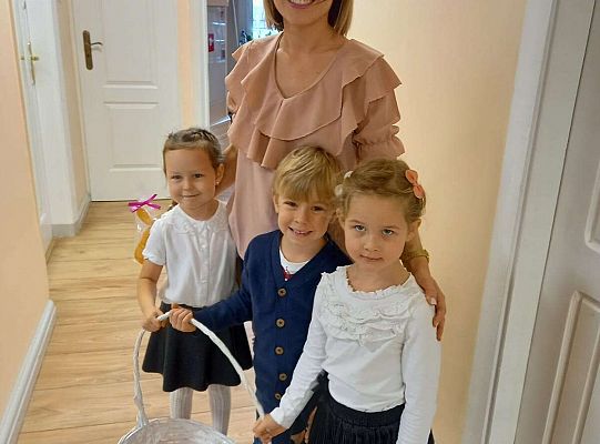 Dzieci rozdają prezenty