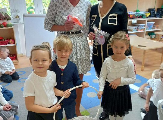 Dzieci rozdają prezenty