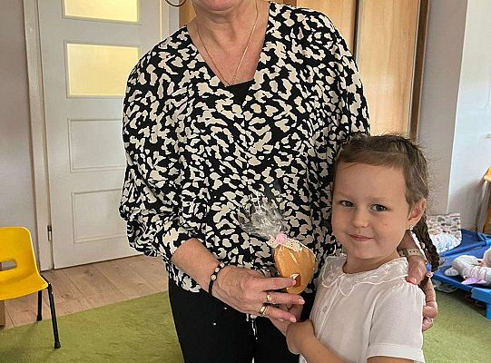 Dzieci rozdają prezenty