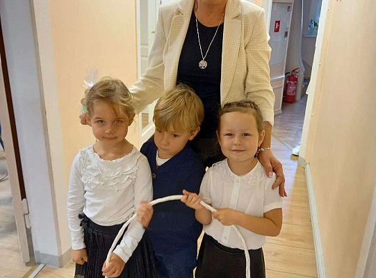 Dzieci rozdają prezenty