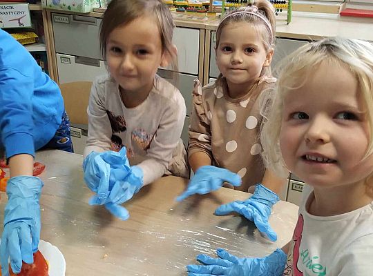 Dzieci układają obraz