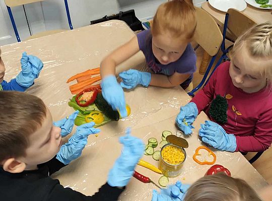 Dzieci układają obraz