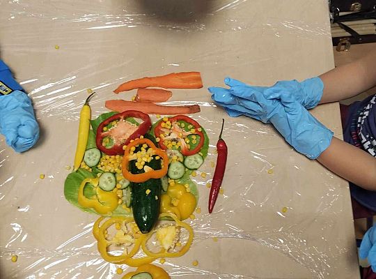 Dzieci układają obraz