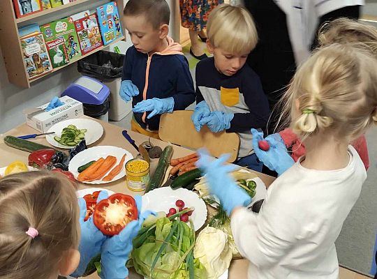 Dzieci wybierają warzywa do obrazu
