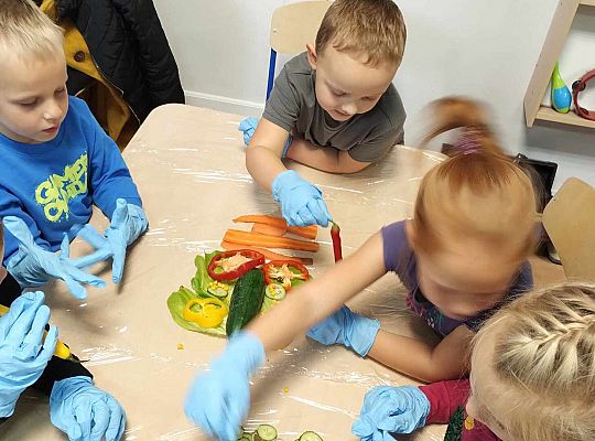 Dzieci układają obraz