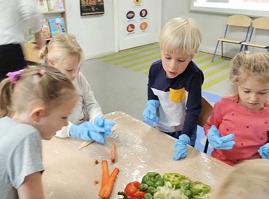 Dzieci układają obraz