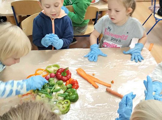 Dzieci układają obraz