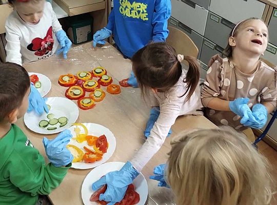 Dzieci układają obraz