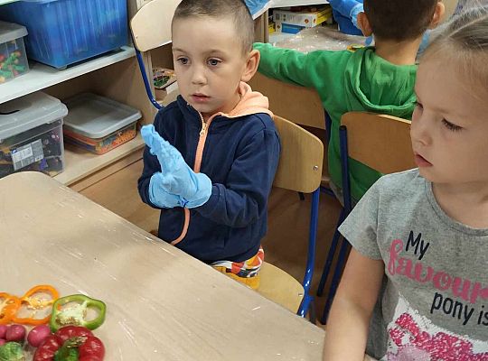 Dzieci układają obraz