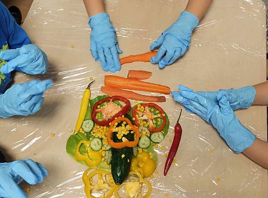 Dzieci układają obraz