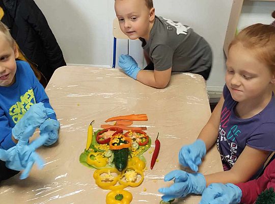 Dzieci układają obraz