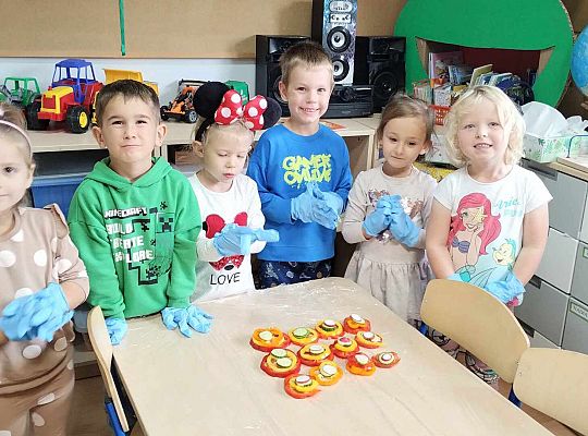 Dzieci ze swoim dziełem