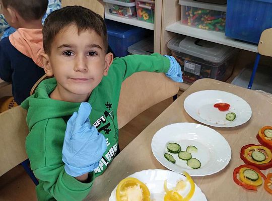 Dzieci układają obraz