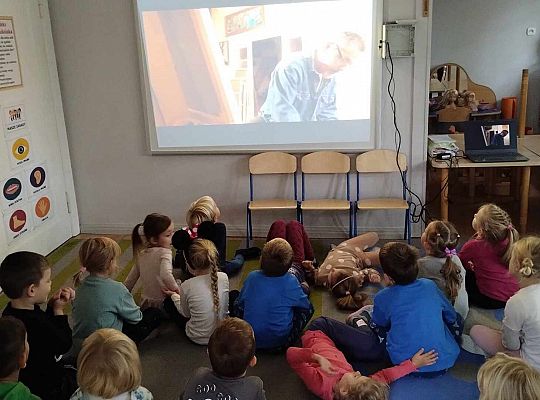 Dzieci oglądają film edukacyjny