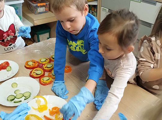 Dzieci układają obraz