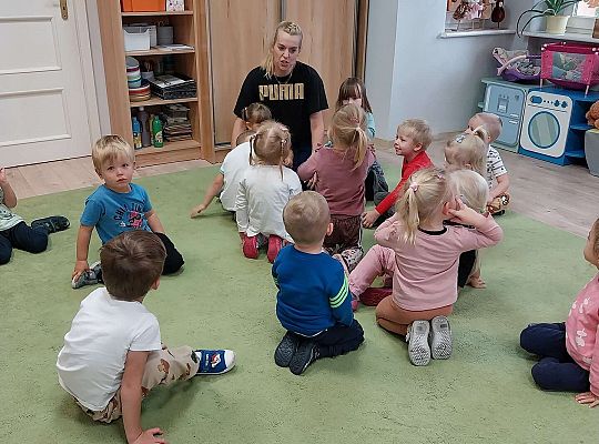 Prowadząca wita się z dziećmi