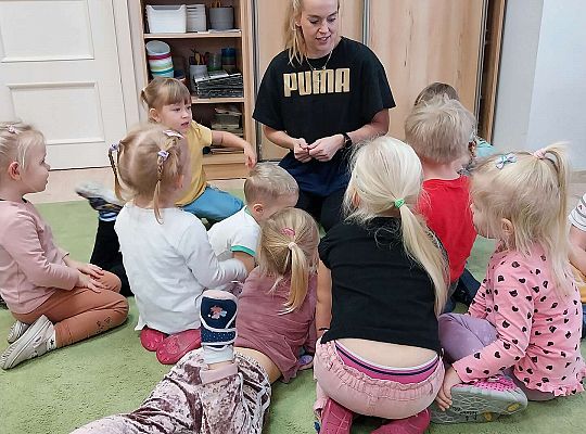 Prowadząca wita się z dziećmi