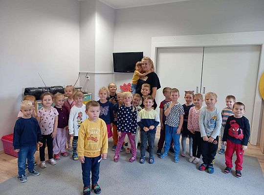 Grupa dzieci z prowadzącą