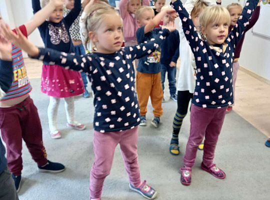Dzieci tańczą