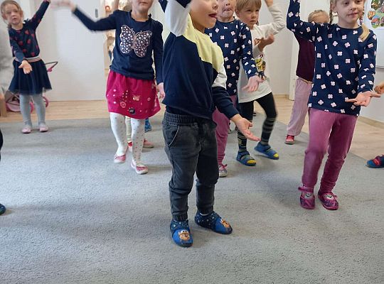Dzieci tańczą