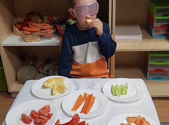 Dzieci smakują warzyw z zamkniętymi oczami