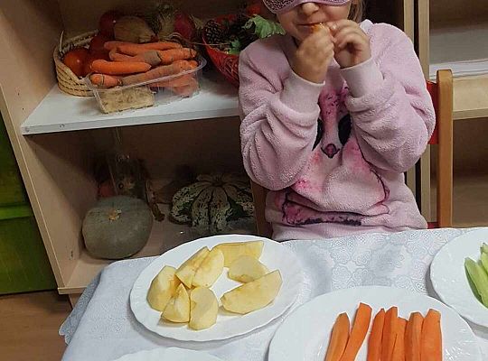 Dzieci smakują warzyw z zamkniętymi oczami