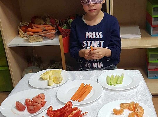 Dzieci smakują warzyw z zamkniętymi oczami