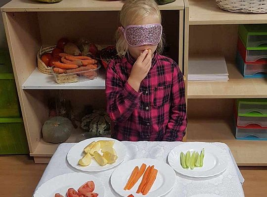 Dzieci smakują warzyw z zamkniętymi oczami