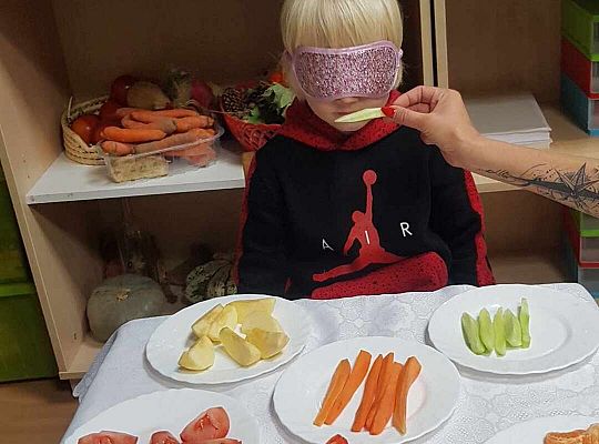 Dzieci smakują warzyw z zamkniętymi oczami