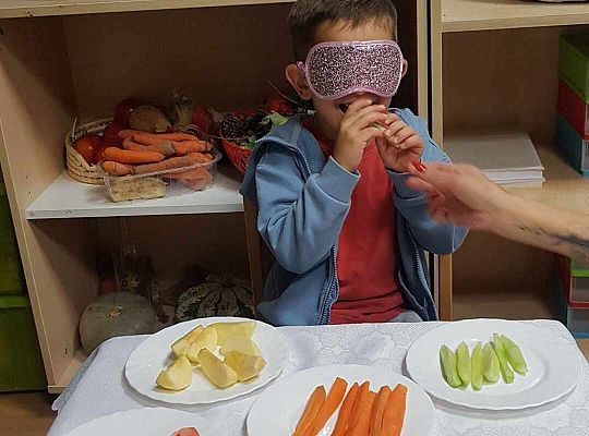 Dzieci smakują warzyw z zamkniętymi oczami