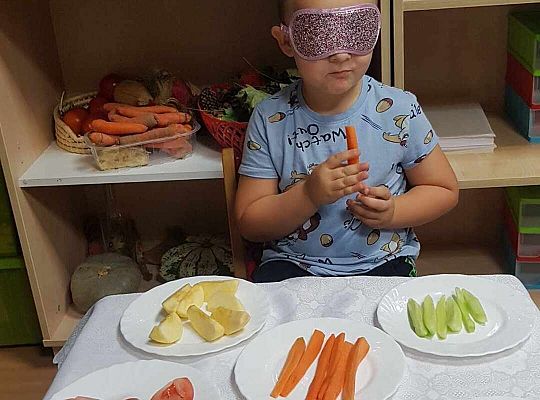 Dzieci smakują warzyw z zamkniętymi oczami