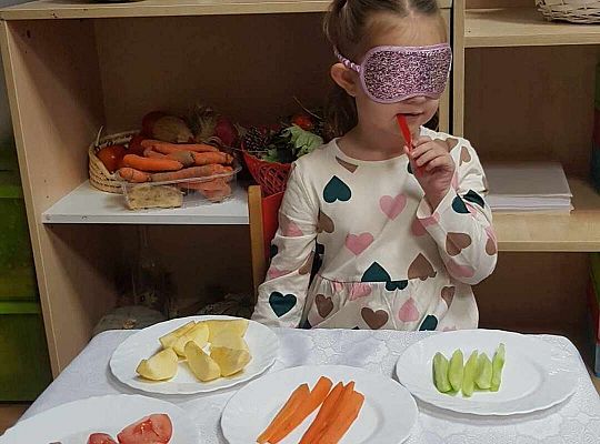 Dzieci smakują warzyw z zamkniętymi oczami