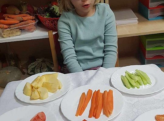 Dzieci smakują warzyw z zamkniętymi oczami