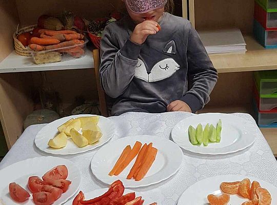 Dzieci smakują warzyw z zamkniętymi oczami