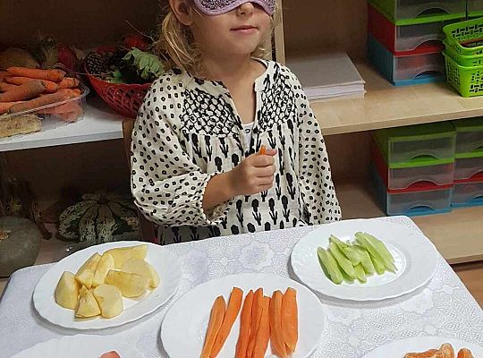 Dzieci smakują warzyw z zamkniętymi oczami