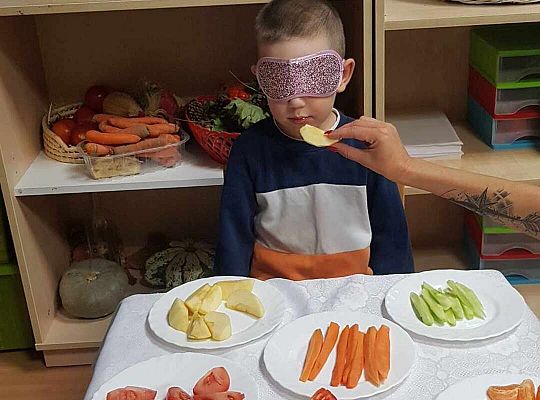 Dzieci smakują warzyw z zamkniętymi oczami