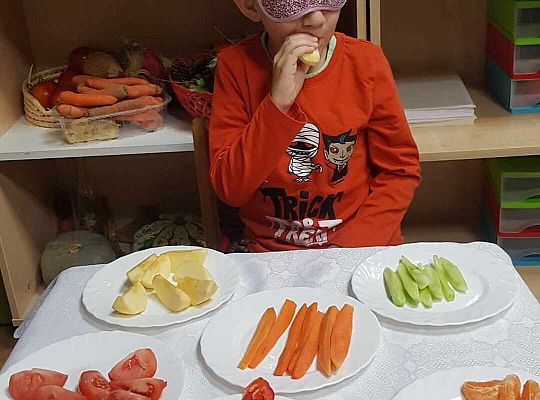 Dzieci smakują warzyw z zamkniętymi oczami