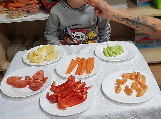 Dzieci smakują warzyw z zamkniętymi oczami