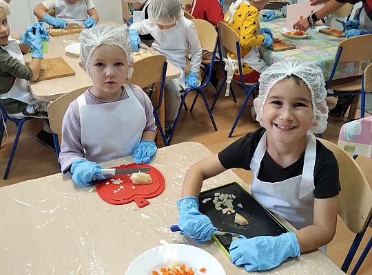 Dzieci kroją warzywa