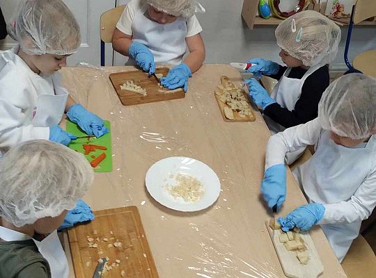 Dzieci kroją warzywa