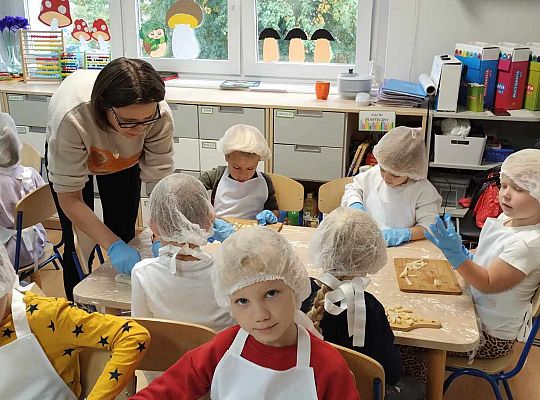 Dzieci kroją warzywa